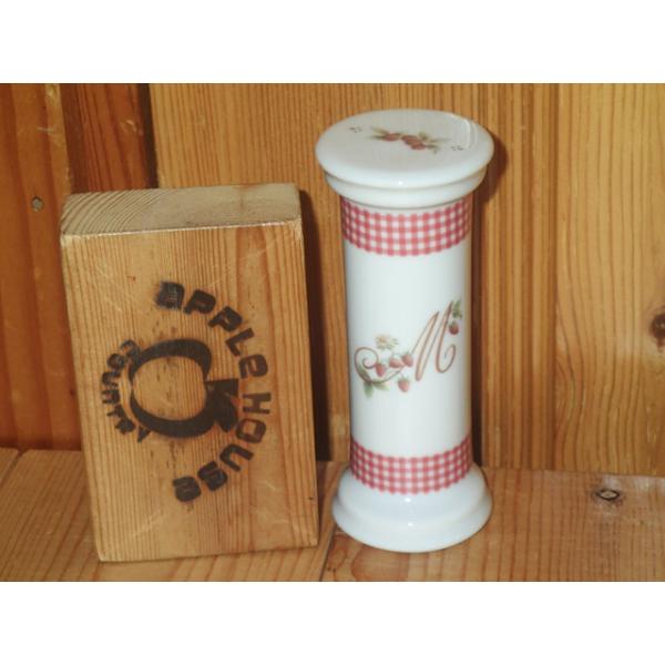 ギンガムチェックがどこか懐かしくかわいさを感じさせてくれる新シリーズです。お茶の時間をかわいく計ってくれる砂時計♪紅茶にぴったりな3分時計です。サイズ：φ40×H100(mm)素材：磁器生産国：日本※底面（マニーのロゴがプリントされた面）に...