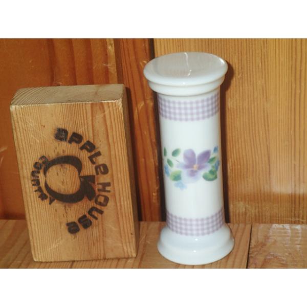 ギンガムチェックがどこか懐かしくかわいさを感じさせてくれる新シリーズです。お茶の時間をかわいく計ってくれる砂時計♪紅茶にぴったりな3分時計です。サイズ：φ40×H100(mm)素材：磁器生産国：日本※底面（マニーのロゴがプリントされた面）に...