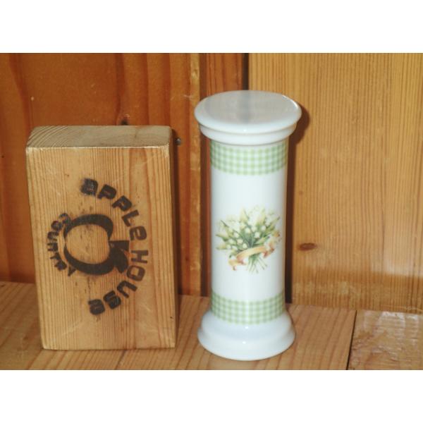 ギンガムチェックがどこか懐かしくかわいさを感じさせてくれる新シリーズです。お茶の時間をかわいく計ってくれる砂時計♪紅茶にぴったりな3分時計です。サイズ：φ40×H100(mm)素材：磁器生産国：日本※底面（マニーのロゴがプリントされた面）に...