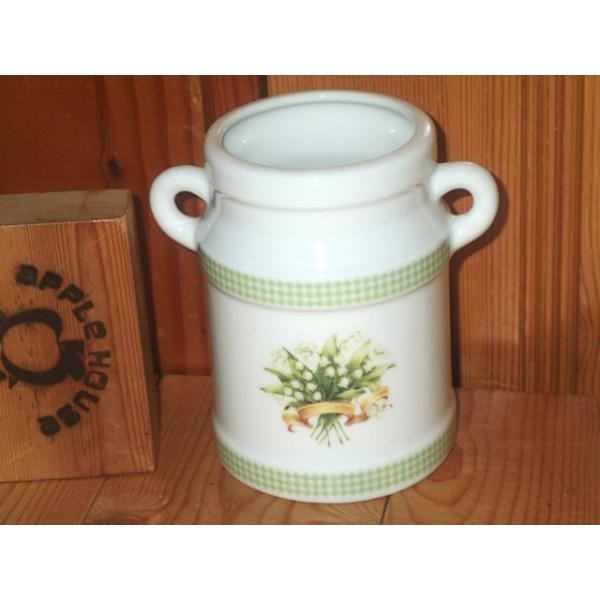 ギンガムチェックがどこか懐かしくかわいさを感じさせてくれる新シリーズです。スプーンなどのカトラリーやペン立て、コスメブラシなどを差してお気に入りの場所に置いてお使いください♪サイズ：φ80×H110(mm)素材：磁器生産国：日本その他：食洗...