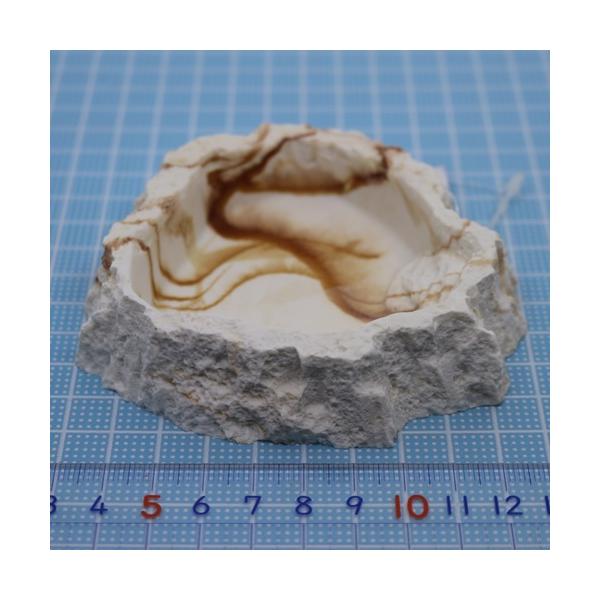 ・ずっしりとした安定感、天然石の風合いをもつ爬虫類・両生類用のエサ＆水入れです。・寸法　約108×103×25mm・ヒョウモントカゲモドキのエサ皿　リクガメのエサ皿　