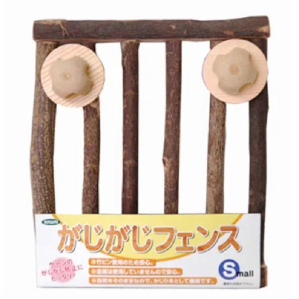 ケージに取り付けられるかじり木です。ケージのかじかじ防止にピッタリ！！皮つきの天然木１００％で金属は使用せず、竹ピンを使用しているので、安心です。【サイズ】Ｗ１６０ｍｍ×Ｈ１５０ｍｍ（内径）【付属品】ウッドネジ２個【メーカー】カワイ