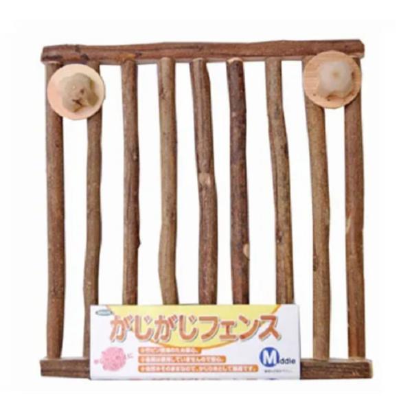 ケージに取り付けられるかじり木です。ケージのかじかじ防止にピッタリ！！皮つきの天然木１００％で金属は使用せず、竹ピンを使用しているので、安心です。【サイズ】Ｗ２４０ｍｍ×Ｈ２５０ｍｍ（内径）【付属品】ウッドネジ２個【メーカー】カワイ