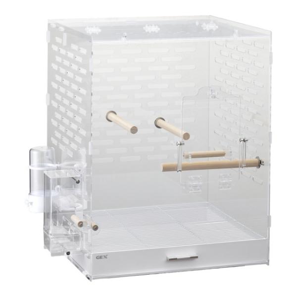 全面クリアでかわいい姿がよく見えるアクリル製バードケージ●下部には穴がないので、ゴミの飛び散りを軽減●横向きに止まるのでいつでも視線が合う●底トレイ+スノコでお掃除簡単●底トレイを引き出してもスノコが残る脱走防止構造●天面オープンでお手入れ...