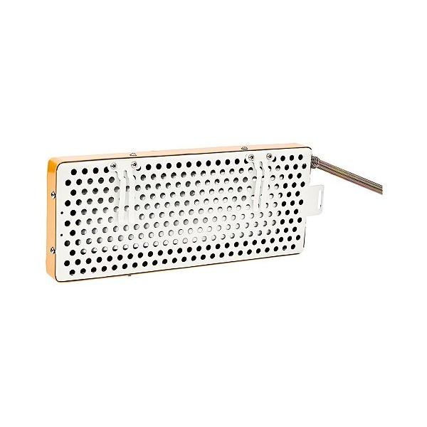 飼育ケージの側面に掛けて使います熱を放射して周囲の空気を暖める、ボード型のPTCヒーターです。赤外線を放射してペットのカラダをじんわり暖めます。光を出さず寒い季節も快適ぽかぽか！スチール製のカバーで保護されているのでペットのイタズラを防ぎま...