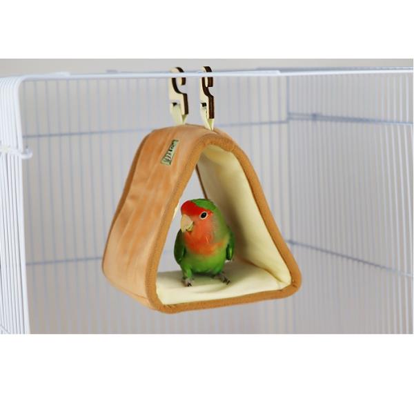 高さに余裕のあるゆったりサイズ。ウロコインコにも十分な大きさです。吊り下げフックが木製の仕様。引っ掛けるだけなので取り付けや位置変更も簡単です。原産国：中国材質 ：ポリエステル　ポリプロピレン　木材対象生体：ボタンインコ・コザクラインコ・ウ...