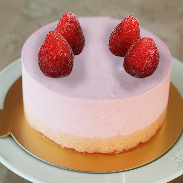 【11cmホール・冷凍便・送料別】岩出市中村さんが有機栽培で作ったこだわり苺をふんだんに使った甘さ控えめで苺の香りいっぱいのムース。最近話題の和歌山のブランド苺「まりひめ」を使っています。紀ノ川沿いの町岩出市で中村さんが手間ひまかけて育てた...