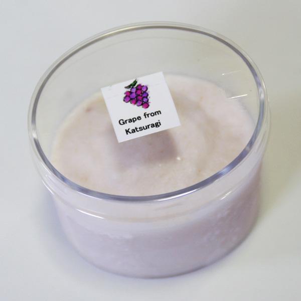 和歌山県紀ノ川上流、高野山のふもと「かつらぎ町」で、上垣内さんは高級ぶどう「ピオーネ」を作られています。その「ピオーネ」のみずみずしさを生かしてムースを作りました。ピオーネのフレッシュな甘さが香るムースになりました。ぶどうの皮のエキスを入れ...