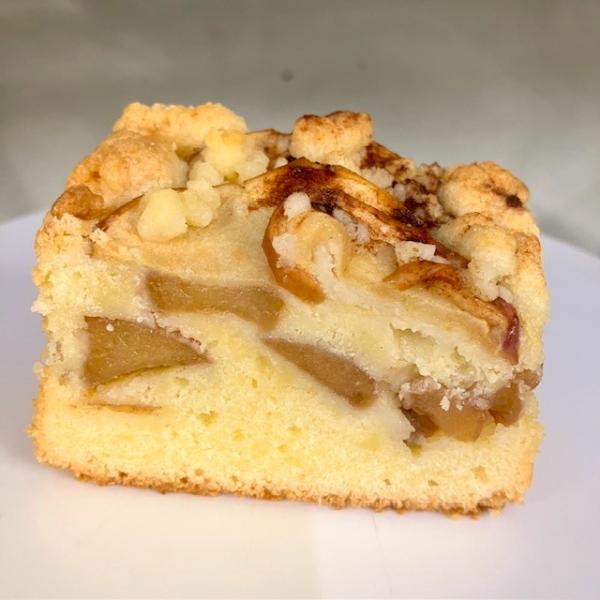 カフェでも大人気の「りんごのクランブルケーキ」珍しい和歌山産のリンゴを、風味を生かしながらシナモンソテーにして、アーモンド風味のバターケーキに焼き込みました。トッピングにサクサク香ばしいクランブルクッキーと、生のりんごを敷き詰めて焼き上げま...