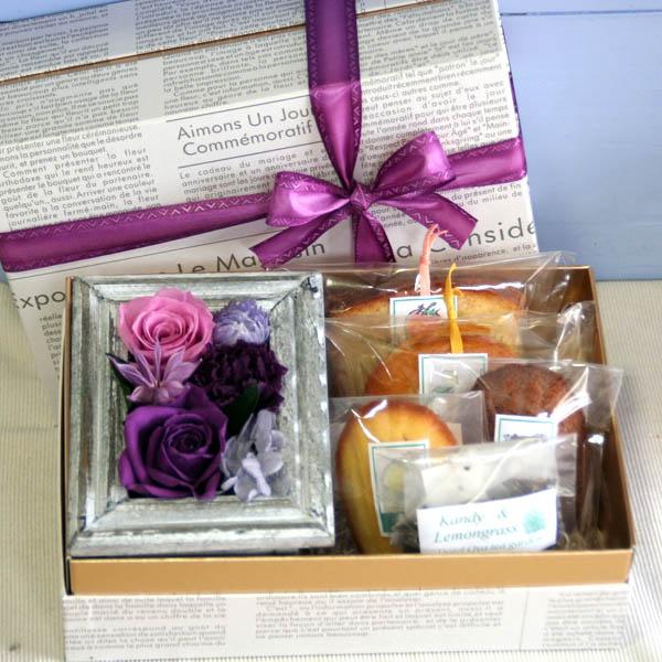 プリザーブドフラワーミニフレームとお菓子のgiftbox パープル 額アレンジ フルーツの焼き菓子 レモングラス紅茶詰め合せ 花とスイーツギフト 母の日 Pf Frame Pl 和歌山産フルーツのケーキarancia 通販 Yahoo ショッピング