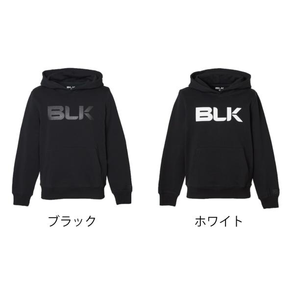 ヘビーウエイトのコットン素材のプルオーバーフーディですカジュアルにタウンウエアとしても着用できます。両サイドにポケットが付いています。フードの外側にはBLKロゴがエンボス加工されています。左手首のBLKロゴは刺繍加工、胸部にはBLKロゴはプ...