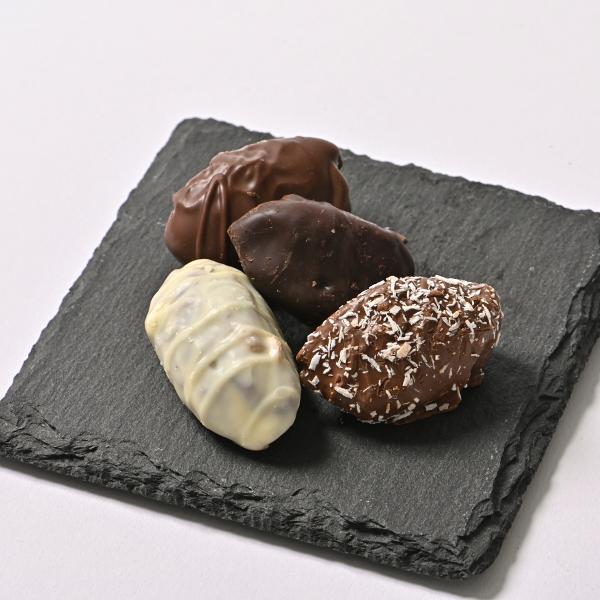 ・名称：チョコレートデーツ（アーモンド入り）アソート・種類別名称：チョコレート菓子・内容量：80g・原材料：デーツ、アーモンド、食塩／乳化剤、香料（一部に乳成分・大豆・アーモンドを含む) ミルクチョコレート（砂糖、ココアバター、全粉乳、カカ...