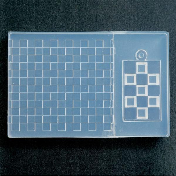 緻密な模様が魅力的な和柄モールド。リング、ペンダント、そして自由に模様を転写できるフリーエリアが魅力です。（約）/縦47×横78mm※商品画像について※商品には含まれていない材料・道具を使った作成見本画像や、別品番（別デザイン）の商品を使っ...