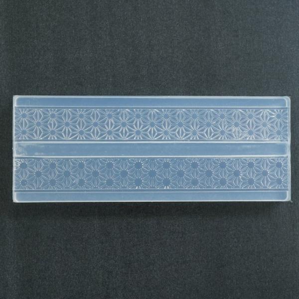 日本の緻密な伝統文様のリングが制作できます。（約）/縦34×横88mm※商品画像について※商品には含まれていない材料・道具を使った作成見本画像や、別品番（別デザイン）の商品を使った使用例画像が掲載されている場合があります。ご注文の際には、商...