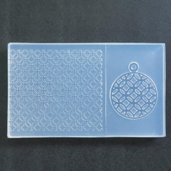 緻密な模様が魅力的な和柄モールド。リング、ペンダント、そして自由に模様を転写できるフリーエリアが魅力です。（約）/縦47×横78mm※商品画像について※商品には含まれていない材料・道具を使った作成見本画像や、別品番（別デザイン）の商品を使っ...