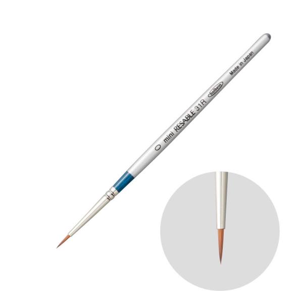 水彩用リセーブルの柄を短くしてコンパクトにした筆です。日本製。シックなシルバーとブルーのツートンカラー軸です。全長140〜150mm。＜仕様＞穂先の形状：ラウンド(丸)毛の種類：リセーブル毛号数：No.0穂丈×巾：7.0×2.2mm