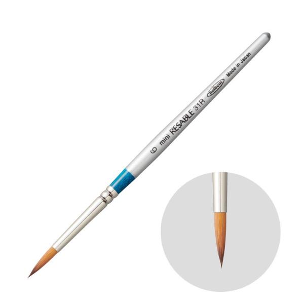 水彩用リセーブルの柄を短くしてコンパクトにした筆です。日本製。シックなシルバーとブルーのツートンカラー軸です。全長140〜150mm。＜仕様＞穂先の形状：ラウンド(丸)毛の種類：リセーブル毛号数：No.6穂丈×巾：17.0×4.2mm