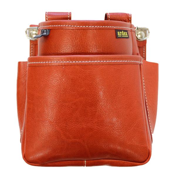 【特徴】高級素材オイルヌメ革使用！たっぷりの脂で、しっとり滑らかな素材で使い込むほどに手になじみ、色合いの変化を楽しめます。ヌメ革は元々貴重で、キズのある部分をできるだけよけて裁断したいので、1個の釘袋を作るのに原皮を多く使用します。その為...