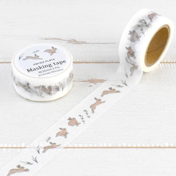 うさぎのイラストを主に描かれているイラストレーター、森山標子さんデザインの可愛らしいマスキングテープ。野を駆けるうさぎさんが描かれています。手帳やメッセージカードのデコレーション、ラッピングなどに。■サイズ：W20mm×7m■素材：和紙■生...