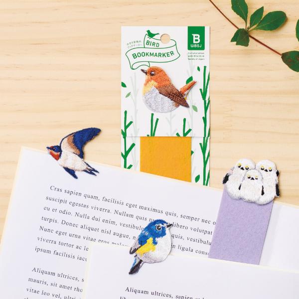 鳥好きにはたまらない！本のページからのぞき見ている可愛い鳥たちの刺繍のしおり第二弾です。日本に生息する野鳥をモデルにし、繊細な刺繍で丁寧に羽の質感を表現しました。本好き・鳥好きの方へのプレゼントにも最適です。ツバメ(つばめ)/ルリビタキ/コ...