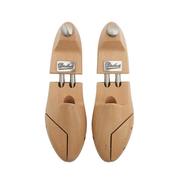 `Paraboot`純正のシューツリー。はきジワを伸ばし、型崩れを防ぐ保管必需品です。頑丈で吸湿性に優れたブナ材を採用し、`3ブロック構成のバネ式`でフィット性と扱いやすさを両立。サイズは`UK6/UK7/UK8/UK9`の同サイズ相当シュ...