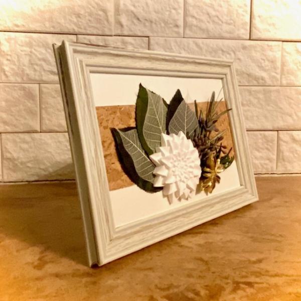 バラの葉や、スケルトンリーフ、精油でお馴染みのハーブたちが素材になって登場。アレンジ次第で6種類ものバリエーション。完成後はお気に入りの精油をアロマストーンに滴下して香り広がる空間に。キット内容物：フレーム1個、白台紙1枚、コルクシート1枚...