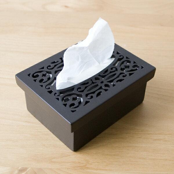 木彫りのラックとティッシュケース