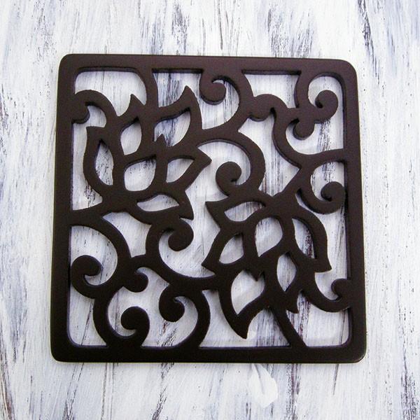 【スタッフのコメント】　受け台としての機能は十分に果たしながら、モダンな中に　も東洋的なエッセンスを兼ね備えた透かし彫りデザインを　楽しめるコースターです。　内装材として、壁に飾ったりしてもステキですよ♪【サイズおよび質量】　サイズ：100...