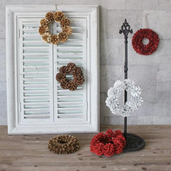 【スタッフのコメント♪】　シンプルだけど存在感のある松ぼっくりのリースです。　素材感を楽しめるナチュラルなデザインで、　デコレーションはもちろん資材としても使いやすい小さめサイズです。【サイズ・質量】　w155mm×d65mm×h155mm...