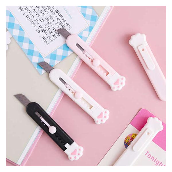 子ネコと握手しながら紙を切る？！ぷっくりピンクの肉球がかわいいミニカッター。 かわいい キュート おしゃれ 女子文具 ねこ 肉球 カッターナイフ