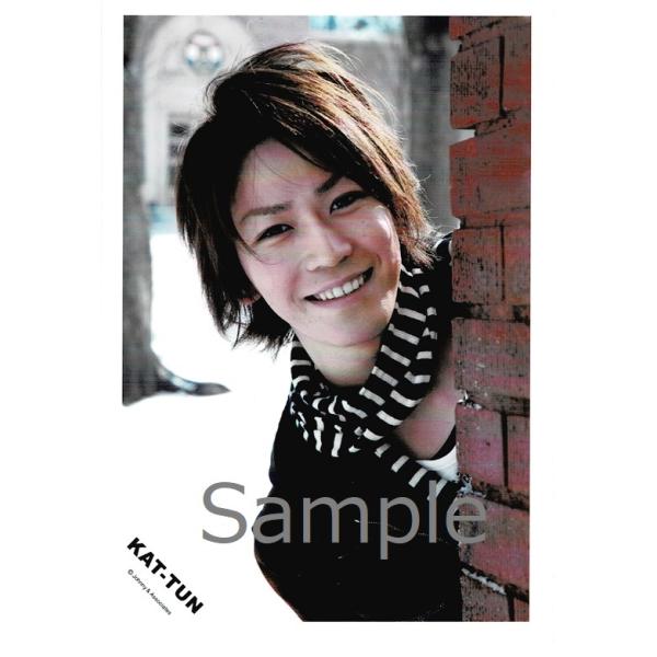 亀梨和也(KAT-TUN) 公式生写真 衣装黒×赤×白・カメラ目線・歯見せ  