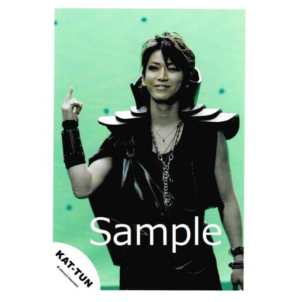 亀梨和也(KAT-TUN) 公式生写真 衣装黒・ネックレス・背景黄緑・右手  