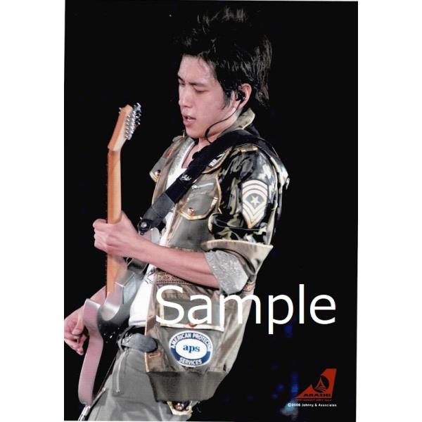 二宮和也 嵐 公式生写真 First Concert 2006 In Seoul ソウル ライブ 衣装カーキ 茶色 黒 白 ギター持ち 背景黒 Z 17989 アレイズブック ヤフーshop 通販 Yahoo ショッピング