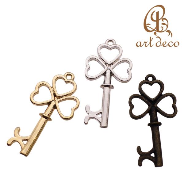 チャーム キーホルダー ペンダントトップ クローバー 三つ葉 鍵 キー 2個 32mm×16mm アクセサリー パーツ ハンドメイド オリジナル 材料 金具 装飾 つまみ細工