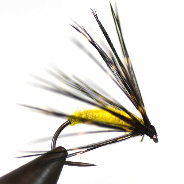 漂うだけで誘える。ウェットとニンフの境界を泳ぐ万能ピューパ。フェザントハックルピューパは、羽化直前の水生昆虫（ピューパ）を模した中層狙いの完成フライです。キジの天然フェザーを使用した柔らかなハックルが、水中で自然に動き、渓流魚の本能を刺激し...