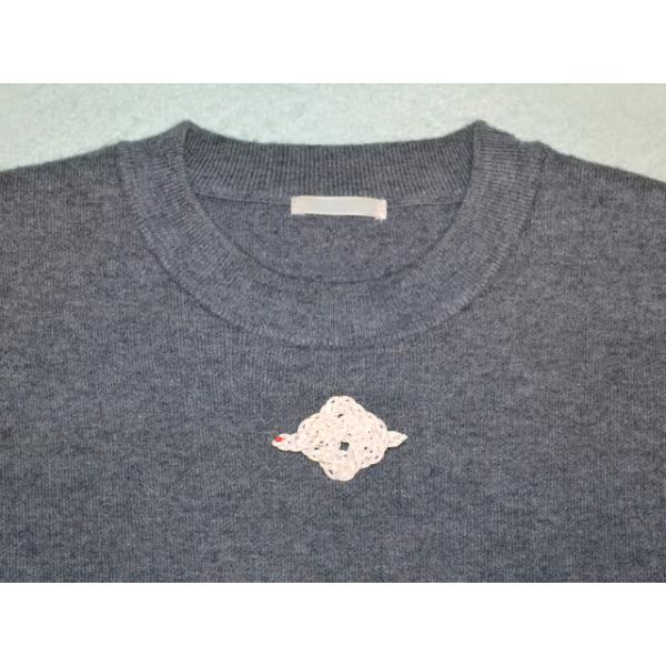 ■珍しい水引の白蛇ブローチ。■高級な羽衣の水引を使用してますのでキラキラ光ります。■ブローチピンが付いてますので洋服や小物に付けれます。■財運神の弁天様の使者である白蛇を身につけて運気を引き寄せよう。金具付き（ブローチピン式）横6ｃｍ×縦3...