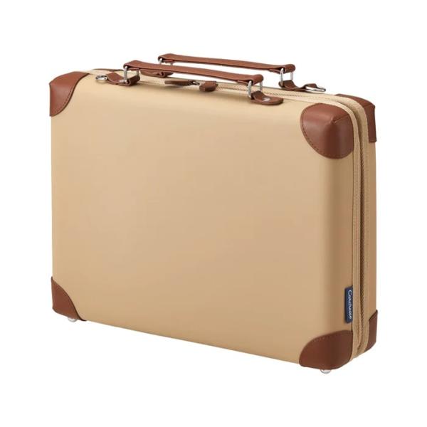 ■キャリングケース/ポーチ【カルシェット】学習用品の収納にぴったりなキャリングケースシリーズです。ベーシックなベージュで、ショルダーベルト付きなので持ち運びも楽々。フラットに開くため収納物が取り出しやすく、内部のメッシュポケットで仕分けも簡...