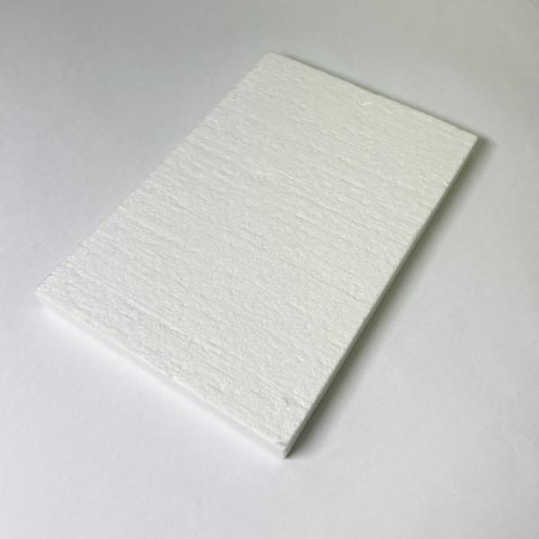 銀粘土を焼成する時に作品を乗せるための板です。サイズ：100×150mm厚み：10mm※銀ハンダの作業に使用したカオウールボードを、銀粘土を電気炉で焼成する際に使用することは避けていただきますようお願いいたします。銀ハンダのフラックスが原因...