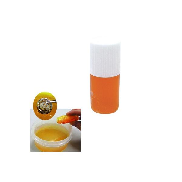 銀粘土の作品などを「いぶし仕上げ」する際に使用する薬品です。お湯に混ぜて作品を投入するだけで簡単にいぶし加工ができます。