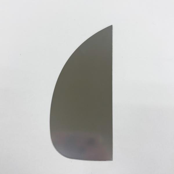 平らに伸ばした銀粘土をカットする際に便利な道工具です。垂直のカットはもちろん、曲げてカットもできます。このスクレーパーは、先端が尖っていますので細かい部分カットにも優れています。長さ：11.5cm