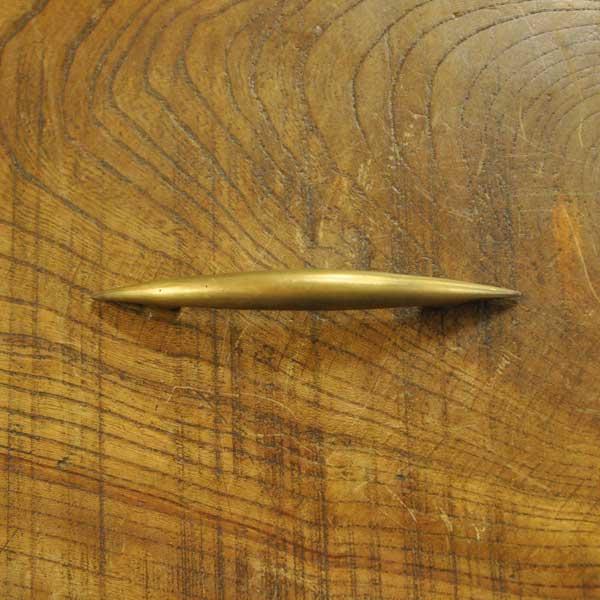 ■寸法：幅:103mm 奥行:16mm 高さ:19mm■素材：真鍮■原産国：インドネシア同デザインの大きいサイズの取っ手2F-236もございます。こちらの商品は画像の小さいほうです。-----------------------------...