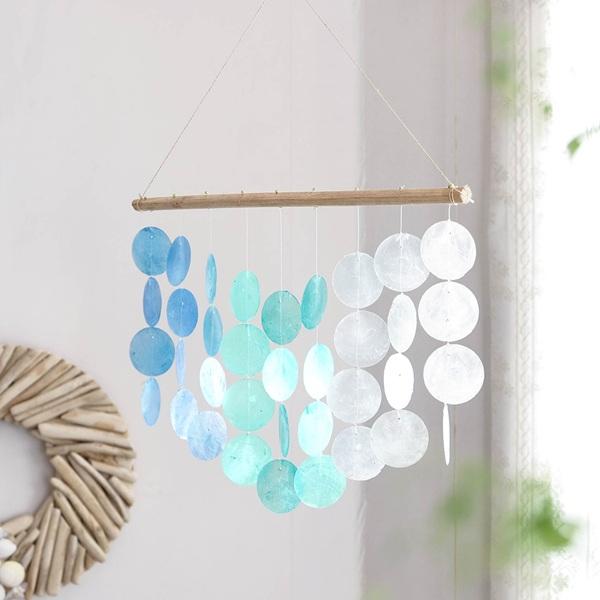 [Release date: April 19, 2025]カピスグラデーションタペストリーカピスのグラデーションが美しく目を惹きます風に揺れてシャラシャラと鳴る音と、爽やかなブルーと白のグラデーションが海を感じるタペストリーのようなオーナ...