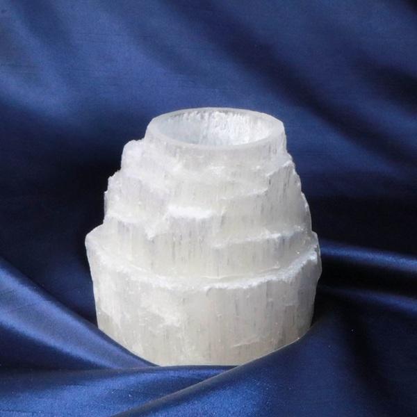 [Release date: December 6, 2025]ヒーリングストーンセレナイトの質感を活かしたキャンドルホルダーです。繊維のような独特の光沢がよくわかり、置いた場所を上品に演出します。◇セレナイトとは…月の女神である『セレーネ...