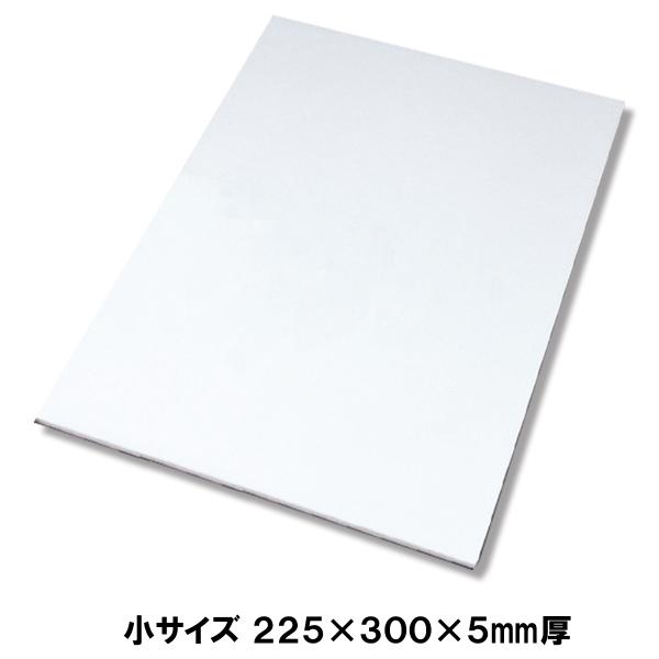 サイズ：225×300mm厚み：5mm厚従来のスチレン版画板よりも、低発泡で密度が高いため、へらやボールペン等で描いた線が戻りにくく、くっきり刷り上がります。彫刻刀で彫ることもできますし、定規のエッジや鉛筆の尻などを使っても表現できます。