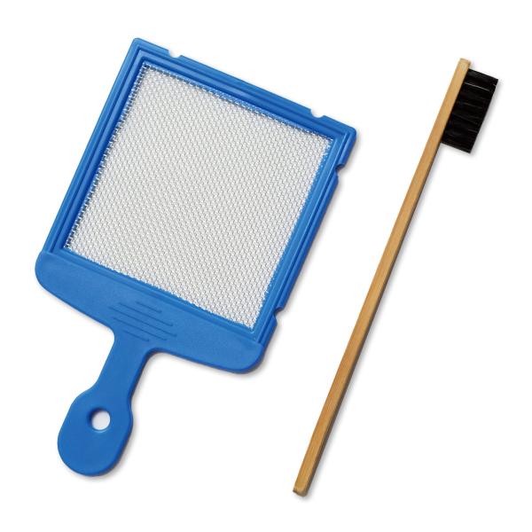 金網サイズ：約80×80mm(全長約165mm)ポリプロピレン製枠ブラシサイズ：全長約178mm 竹製 豚毛ブラシに絵具をつけて金網の上でこすると飛沫状にとんで、ぼかし効果が得られます。ぼかし技法(スパッタリング)が簡単に楽しめるセットです。