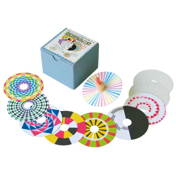 糸引きこま：高さ6.5cm／直径6.7cm回転用ひもカラーパターン円盤：直径9.4cm8枚(円形にカット済み)デザイン台紙：直径9.4cm2枚(円形にカット済み)解説書付き回転によって起こる視覚現象を体験できる回転円盤つきの混色こま。回転さ...