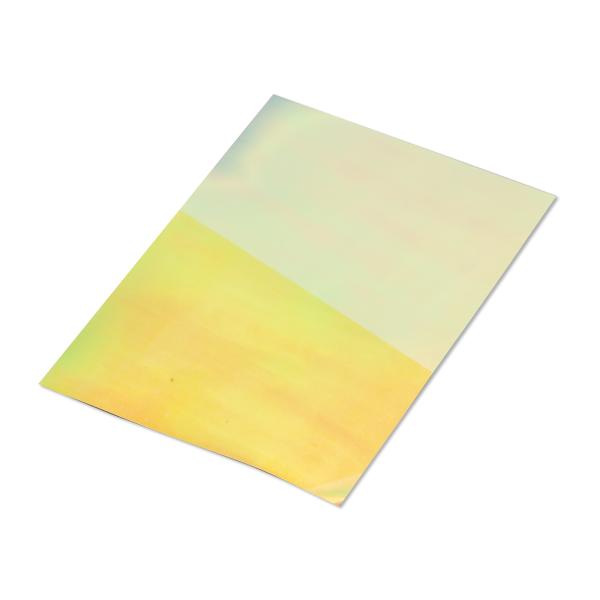 サイズ：207×305×0.5mm素材：PET(表面にオーロラシール貼付)光の差し込む角度で色が変わるオーロラシールを貼りつけた透明樹脂板です。光の角度によって色合いが変化するため、幻想的な雰囲気の装飾にぴったり。茶色の保護シートが貼ってあ...