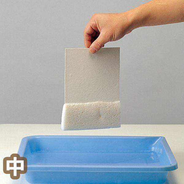 サイズ：190×135mm乾燥時厚さ：約1.3mm 膨張時厚さ：約10mm水につけると一瞬にして約7倍の厚さにふくれる性質を持った不思議な紙です。通常は約1.3mmの厚さですが、水につけるとスポンジ状に約10mmくらいにふくれます。厚さは変...