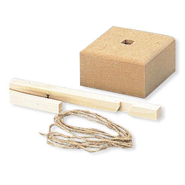 芯棒： 縦棒(キャンプ材)15×15×220mm、角度調整用溝付横棒(キャンプ材)10×15×75mm台木： MDFボード材100×100×54mm 角穴加工・面取り済麻ひも2m付重量感がある台座で、安定した飾り付けができます。材質も均一で...