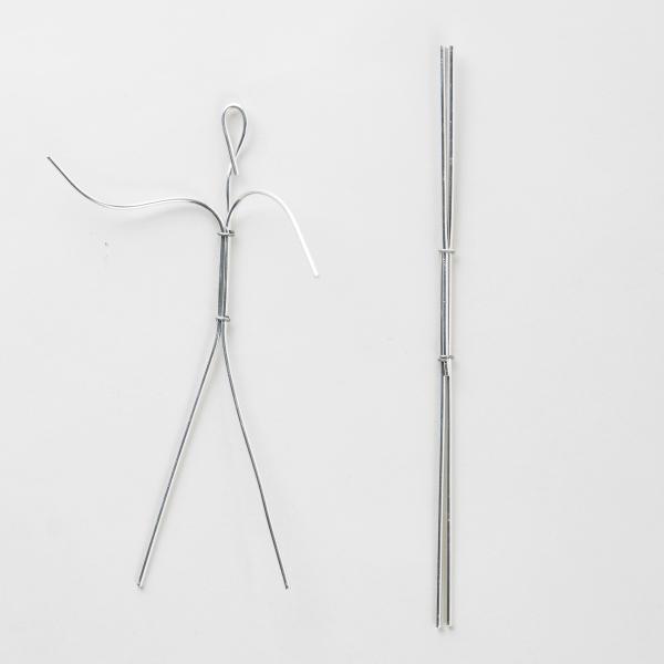 サイズ：直径3×長さ約300(短160)mmアルミ製1セット人体のポーズが作れる芯材です。2本の長いワイヤーに1本の短いワイヤーが2箇所で結束されています。※台座(商品番号086048)は、別売りです。ステップル(U字釘)で固定して下さい。